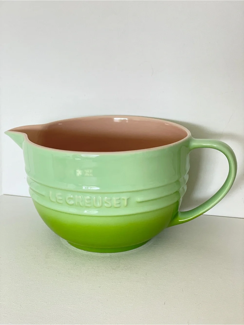 Le Creuset Kiwi Ombré 2 Qt Stoneware Batter Bowl w/ Spout Discontinued